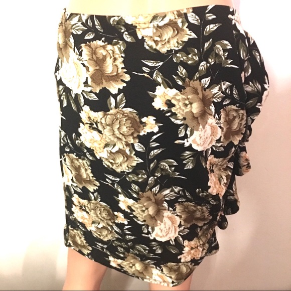 Slant Floral Ruched Mini Skirt w/ Vertical Ruffle - Picture 2 of 6